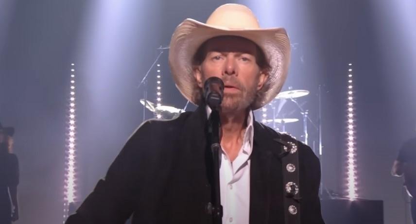 Toby Keith em performance de 'Don&rsquo;t Let the Old Man In' no People's Choice Country Awards 2023
