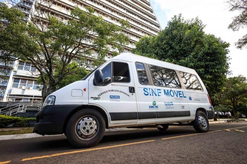 Ve&iacute;culo leva dois funcion&aacute;rios para atender, simultaneamente, duas pessoas