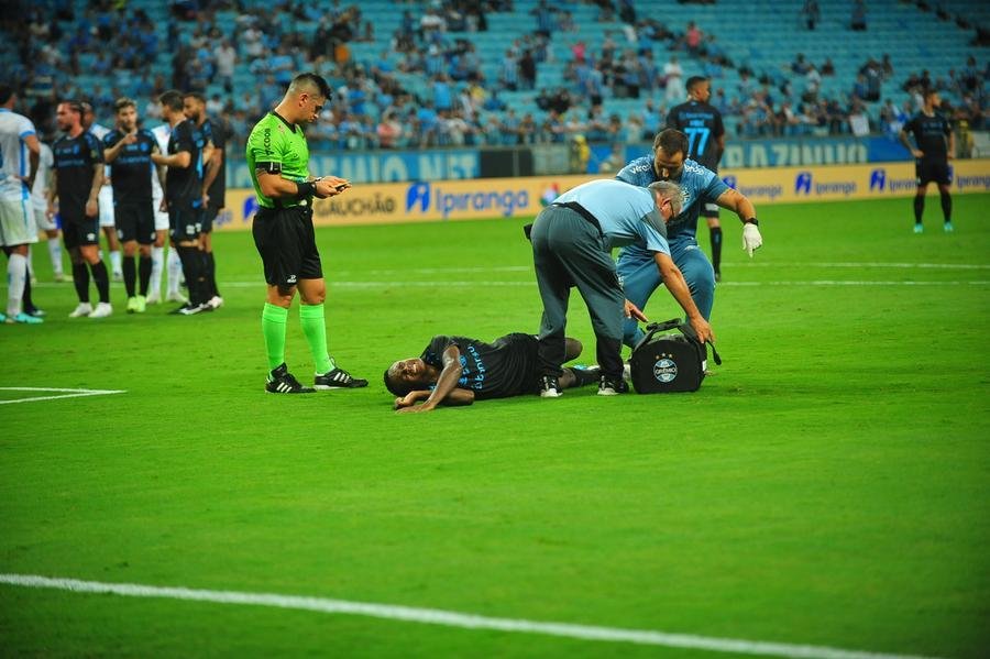 Jogador saiu lesionado durante o jogo contra o Novo Hamburgo