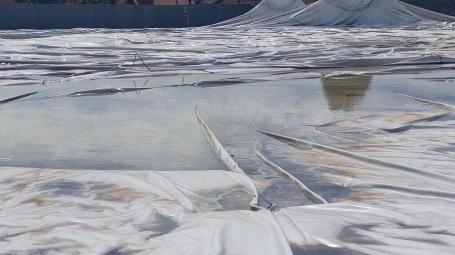 Vigil&acirc;ncia Sanit&aacute;ria de Canela realizou vistoria no local e constatou que h&aacute; larvas de mosquitos na &aacute;gua acumulada na lona