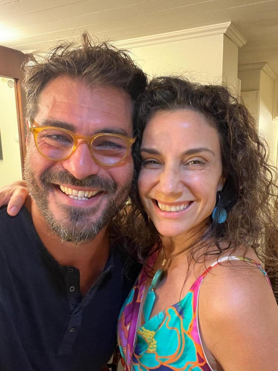 Ator Thiago Lacerda e sua amiga atriz Fera Carvalho Leite ap&oacute;s a apresenta&ccedil;&atilde;o de &ldquo;Quem est&aacute; a&iacute;? Mon&oacute;logos de Shakespeare&rdquo;, no Theatro S&atilde;o Pedro