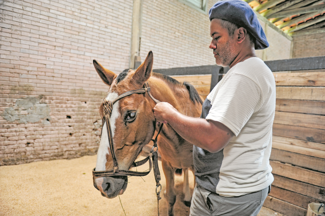 Thiago Ferr&atilde;o, que lida com cavalos desde pequeno,  &eacute; administrador do local 