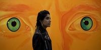Visitante passa por obra da artista Rose Barberat na feira de arte Zonamaco, na Cidade do México, em 7 de fevereiro de 2024