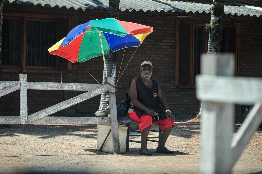 Massa de ar quente e &uacute;mido traz chuva isolada