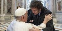 Milei curvou-se para cumprimentar e abraçar sua compatriota Papa Francisco