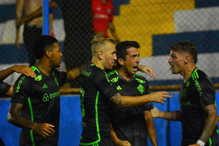 Inter chegou &agrave; vit&oacute;ria com De Pena batendo p&ecirc;nalti
