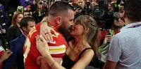 Taylor Swift celebra com Travis Kelce a conquista do Super Bowl