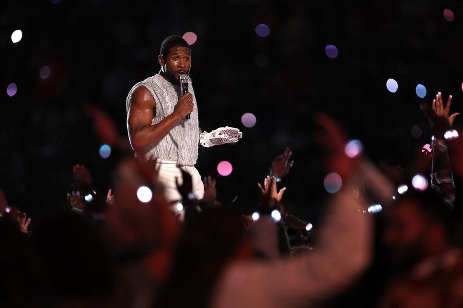 Usher estrelou o show de intervalo do Super Bowl no domingo, com uma apresenta&ccedil;&atilde;o digna de Las Vegas