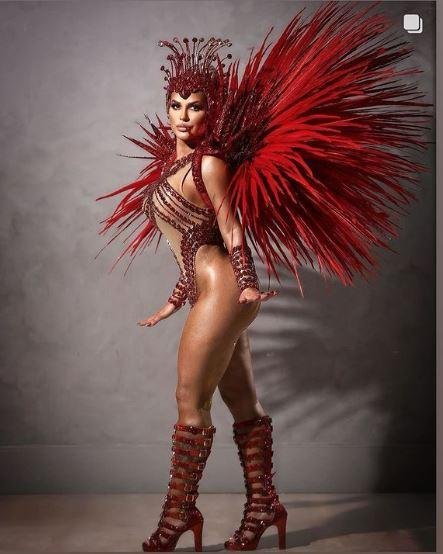 A influencer Deolane Bezerra desfilou com a fantasia Estrela Vermelha na escola Grande Rio