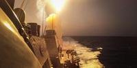 Navio da marinha dos Estados Unidos destruindo um míssil lançado pelos houthhis