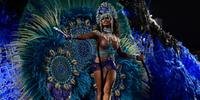 Integrantes da escola de samba Portela se apresentam na última noite do desfile de Carnaval no Sambódromo Marques de Sapucaí, no Rio de Janeiro, Brasil, em 12 de fevereiro de 2024. (Foto de Pablo PORCIUNCULA / AFP)