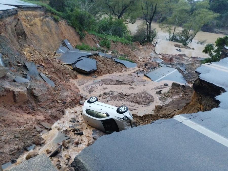 Carro cai em cratera na BR 470, em Rio do Sul