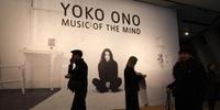 Yoko Ono, sempre mencionada como esposa John Lennon, exibe mais de 200 obras