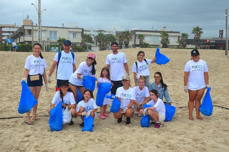 A&ccedil;&atilde;o Praia limpa PUCRS reuniu cerca de 15 pessoas na Praia de Atl&acirc;ntida
