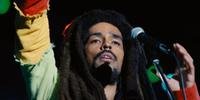 O ator Kingsley Ben-Adir interpreta Bob Marley no filme