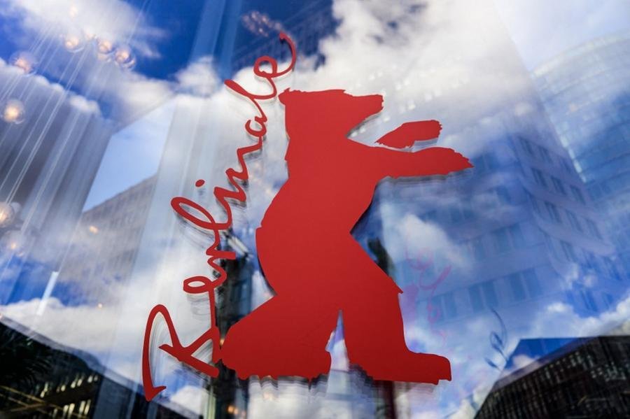 O logotipo da Berlinale,  74&ordm; Festival Internacional de Cinema da Berlinale,  &eacute; visto em uma vitrine da Potsdamer Platz