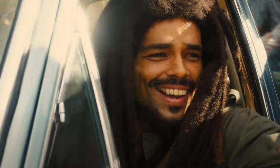 O brit&acirc;nico Kingsley Ben-Adir,o Malcolm X de "Uma Noite em Miami", vive o astro jamaicano, que levou o Reggae para o mundo
