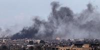 De Rafah é possível ver a fumaça dos bombardeios em Gaza