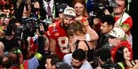 O campeão do Super Bowl, Travis Kelce, abraça a cantora e compositora norte-americana Taylor Swift depois que os Chiefs venceram o Super Bowl LVIII contra o San Francisco 49ers no Allegiant Stadium em Las Vegas, Nevada, dia 11 de fevereiro de 2024