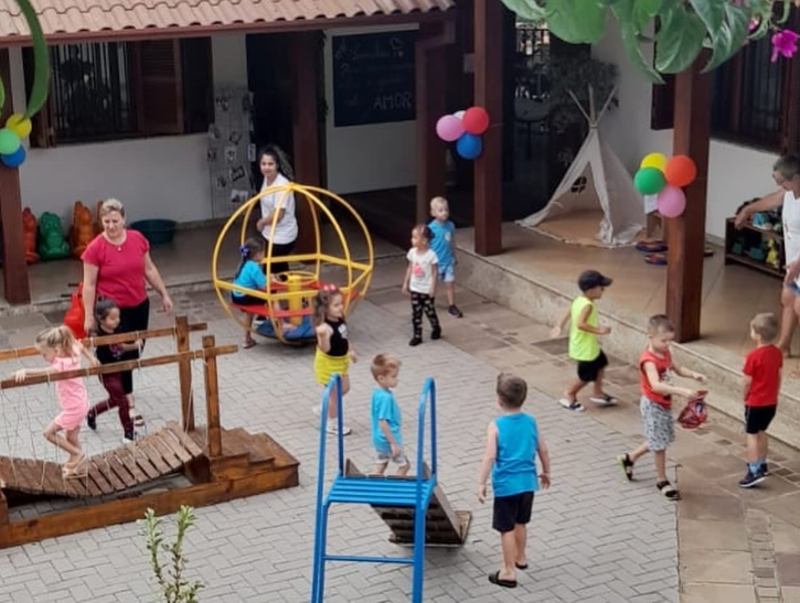 Mais de 600 alunos ocuparam as salas de aula em pleno Carnaval, dia 12/2, em Morro Reuter.  E houve recep&ccedil;&atilde;o escolar variada e festiva.