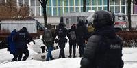 Polícia russa afasta população de monumento a Navalny