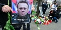 Manifestantes prestam homenagem a Alexei Navalny na embaixada russa em Bucareste, na Romênia,