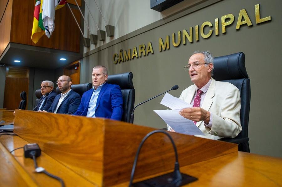 Presidente da C&acirc;mara Airto Ferronato (d) comandou a audi&ecirc;ncia p&uacute;blica onde o secret&aacute;rio da Fazenda, Rodrigo Sartori Fantinel (segundo da direita para a esquerda), apresentou os dados
