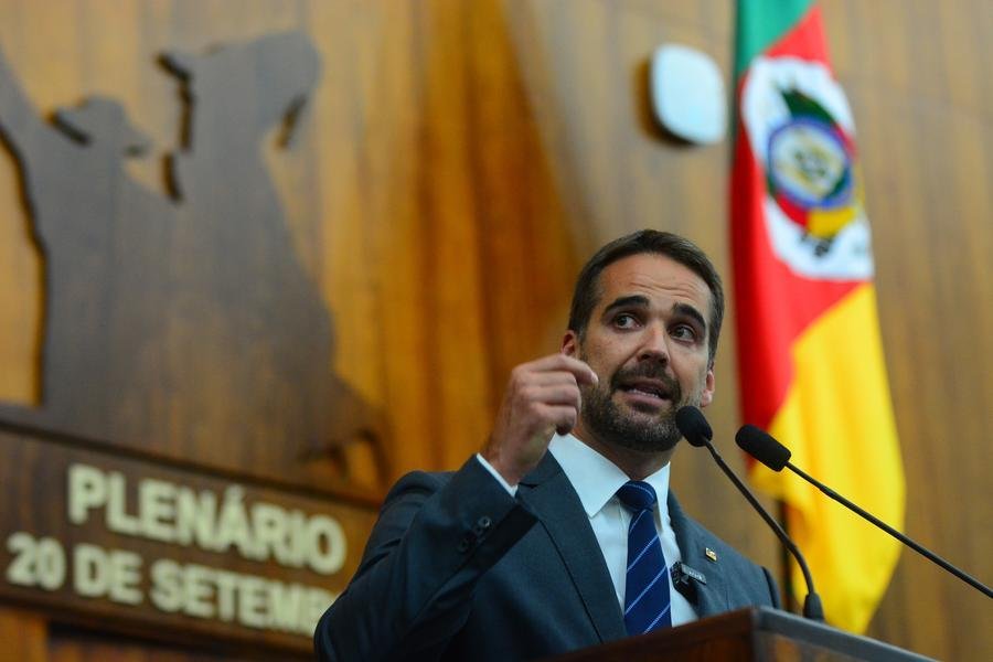 Eduardo Leite durante manifesta&ccedil;&atilde;o na abertura do ano legislativo
