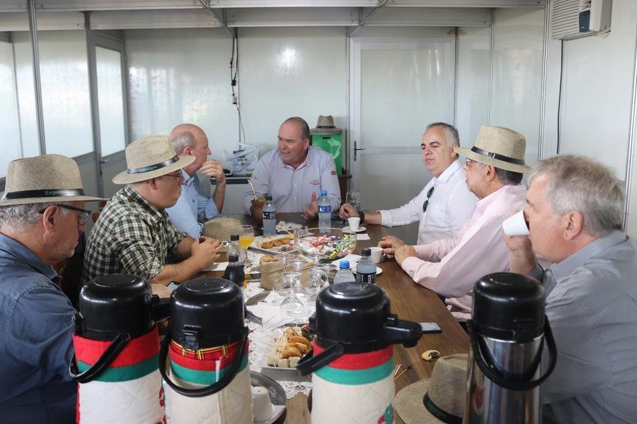 Gelson Bridi, ao centro, conduziu reuni&atilde;o com o Neri Geller (E)