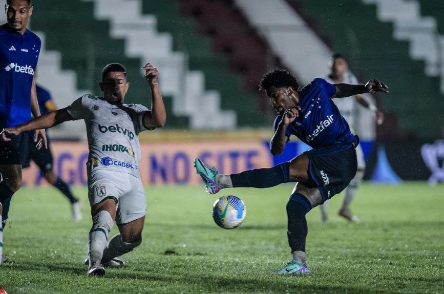 Com campo encharcado, equipe de Minas sofreu dois gols na reta final e se despede da competi&ccedil;&atilde;o