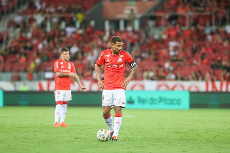 Alan Patrick atua como meia multitarefas do Inter