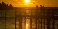 Pôr do sol no Rio Tramandaí atraí turistas de várias praias do Litoral Norte
