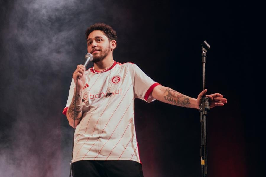 Comediante Gio Lisboa apresenta stand up Com&eacute;dia Ca&oacute;tica