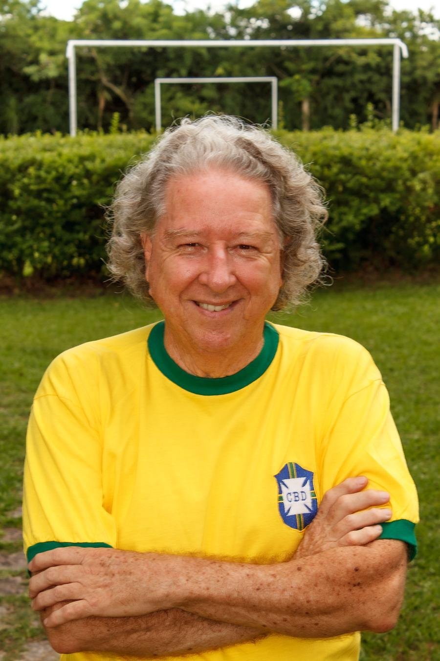 Aldyr Garcia Schlee vestindo a sua cria&ccedil;&atilde;o, a Camisa Canarinho