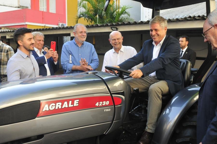 Ministro do Desenvolvimento Agr&aacute;rio e Agricultura Familiar do Brasil, Paulo Teixeira, visita o SIMERS