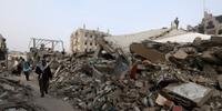 Em Rafah, moradores caminham sobre escombros de prédios destruídos pelas bombas israelenses