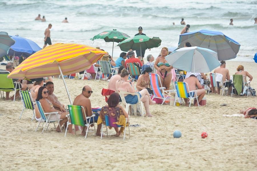 Apesar da aus&ecirc;ncia do sol, praias est&atilde;o lotadas neste domingo