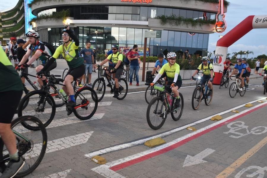 Sa&iacute;da dos cerca de 250 ciclistas que participaram do desafio aconteceu em frente ao Pontal Shopping