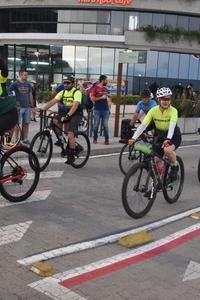 Saída dos cerca de 250 ciclistas que participaram do desafio aconteceu em frente ao Pontal Shopping
