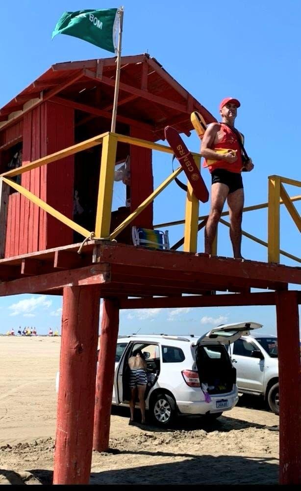 Neste ver&atilde;o, ele atua  como auxiliar de praia, em todas as guaritas do Cassino, em Rio Grande.