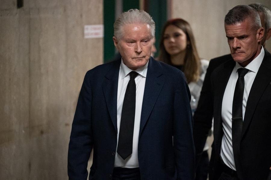 O l&iacute;der da banda de rock Eagles, Don Henley, chegando para julgamento em Nova York