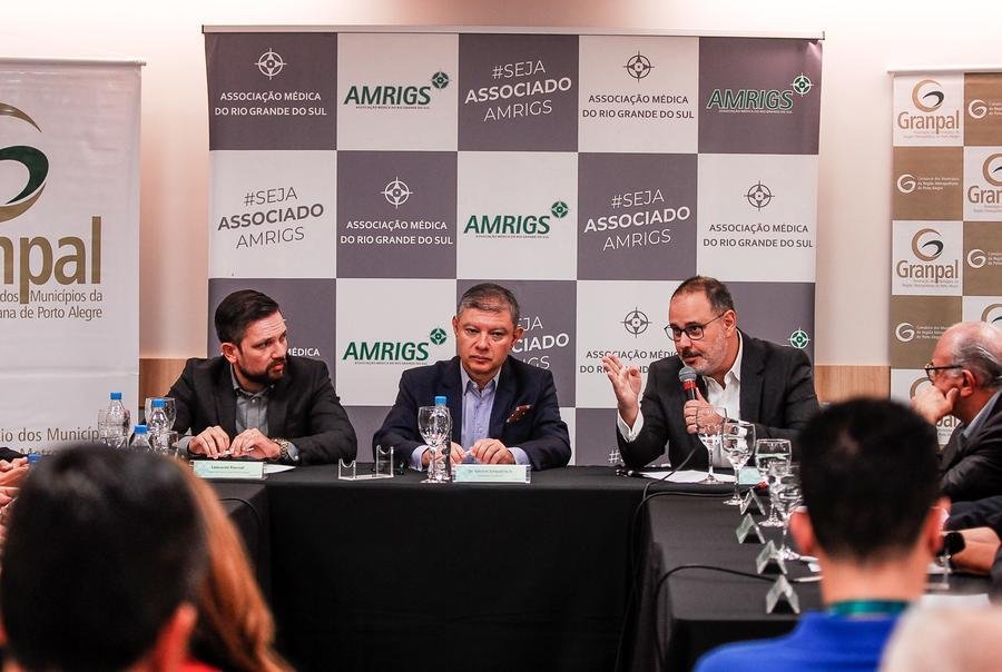 "Os munic&iacute;pios est&atilde;o bancando o d&eacute;ficit no SUS" a afirma&ccedil;&atilde;o foi trazida no discurso de pol&iacute;ticos e entidades da &aacute;rea da sa&uacute;de durante encontro promovido pela AMRIGS