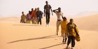 Filme retrata imigrantes africanos que atravessam parte do deserto do Saara a pé para chegar ao Mediterrâneo