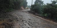Prefeitura iniciou trabalhos temporários para reparar estradas do interior atingidas pela chuvarada