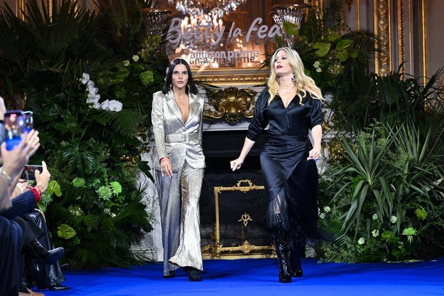 As atrizes Natalia Ramirez e Lorna Cepeda em desfile de Hugo Lombardi Collection