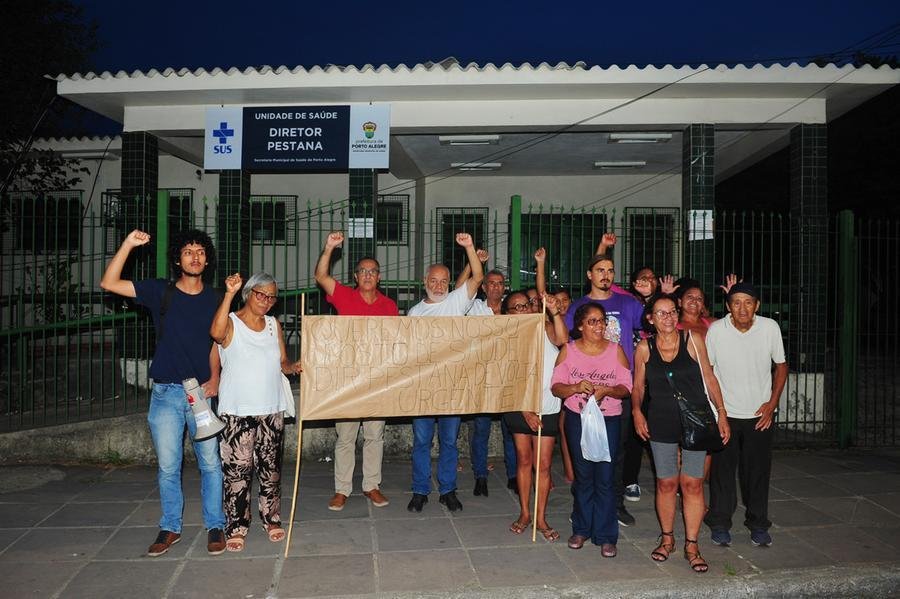 Moradores exibiram cartazes de protesto pedindo o retorno dos atendimentos