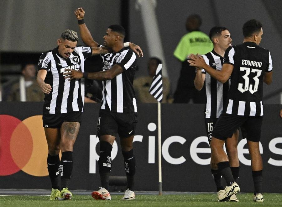 Junior Santos e Tiquinho romperam a defesa do Aurora