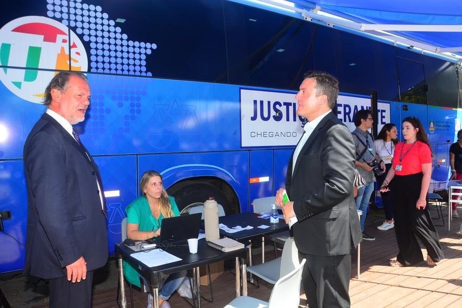 O presidente do TJRS, desembargador Alberto Delgado Neto, acompanhou os primeiros atendimentos realizados pelo projeto Justi&ccedil;a Itinerante, no bairro Bel&eacute;m Novo