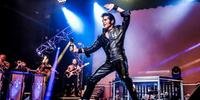 O cantor norte-americano Dean Z apresenta o show 'Elvis Experience'