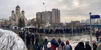 Centenas de russos comparecem ao funeral de Navalny em Moscou